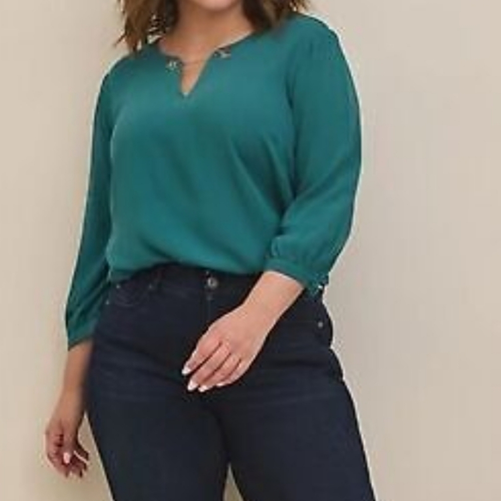 Torrid Feminine NWT size 0X Jewel Tone Green Crepe Chain Detail Blouse Top